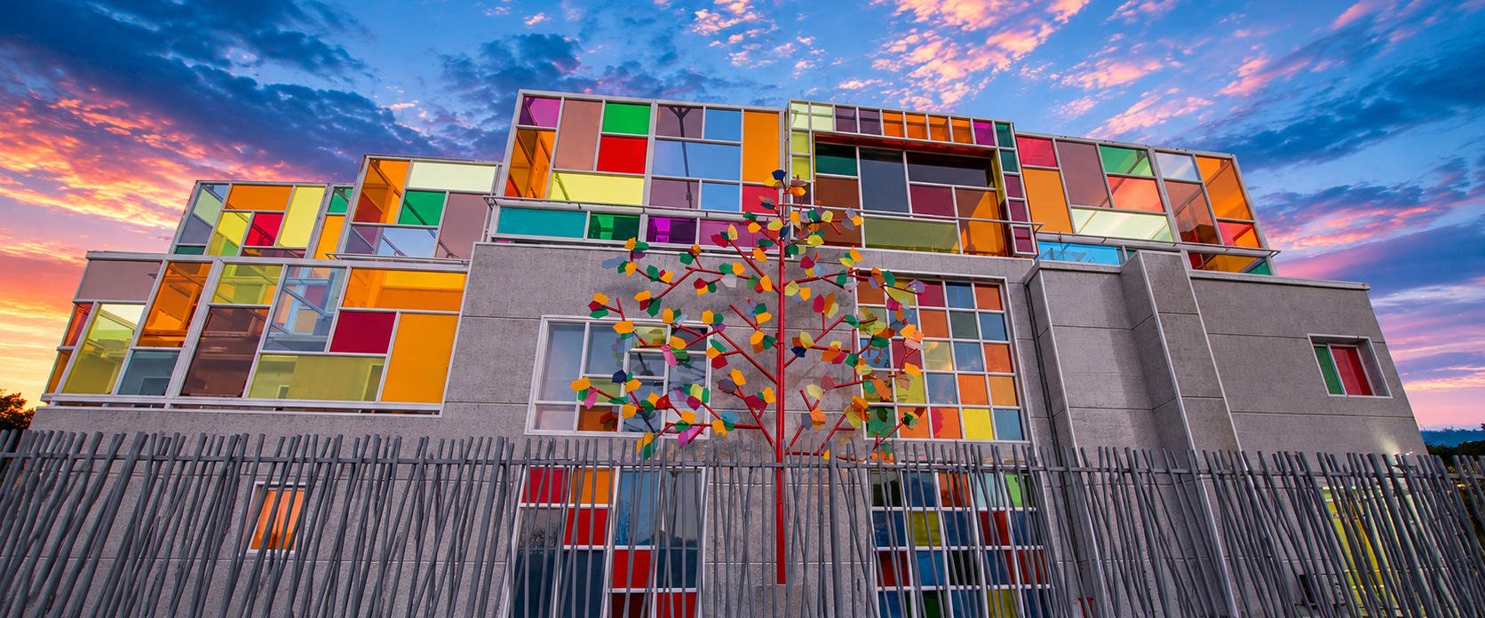 Fachada del Centro Médico Anestimagen en San Miguel, edificio de vidrieras de colores al atardecer