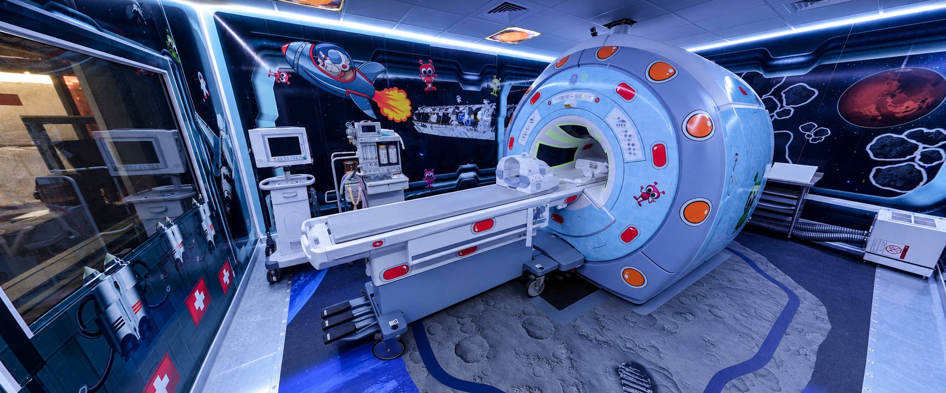 Sala de resonancia magnética de Anestimagen ambientada como nave espacial, con suelo lunar y murales de galaxia